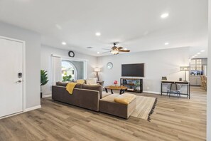 Smart TV, video games, books - Unique Luxury Daily Monthly Rent Near ASU Pet Friendly Pool (Tempe)