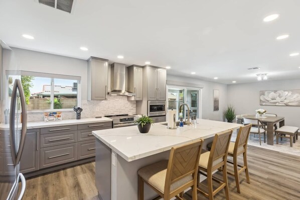 Coffee/tea maker, fridge, microwave, oven - Unique Luxury Daily Monthly Rent Near ASU Pet Friendly Pool (Tempe)