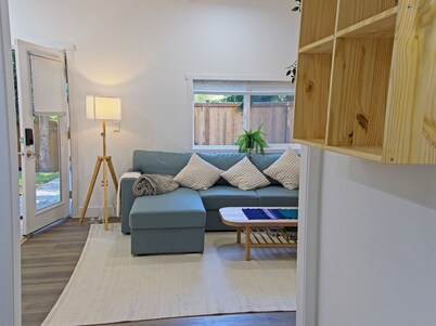 Cozy house close to Lake Washington with AC and a front and back yard