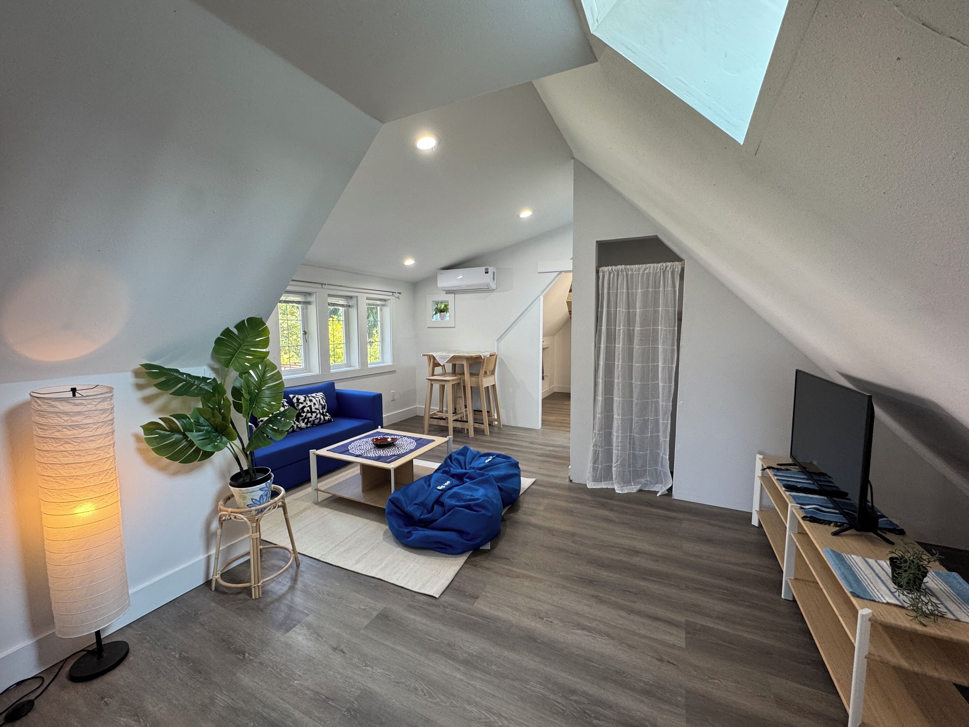 Een televisie en boeken