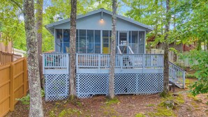A small, single-story cabin with a covered porch and a staircase leading to the entrance. - Charming 2-bedroom cabin in beautiful Mountain Rest on Lake Becky (Mountain Rest)