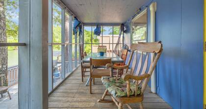 Charming 2-bedroom cabin in beautiful Mountain Rest on Lake Becky