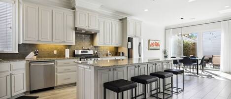 冷蔵庫、電子レンジ、オーブン、コンロ