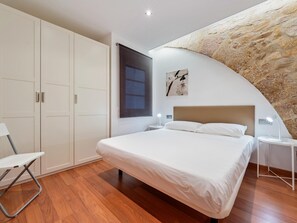 2 bedrooms, iron/ironing board, internet, bed sheets