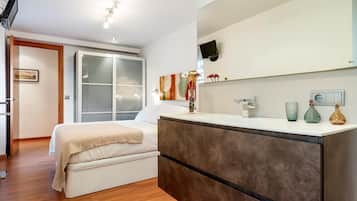 2 Schlafzimmer, BĂŒgeleisen/BĂŒgelbrett, Internetzugang, BettwĂ€sche