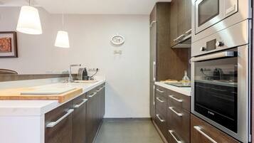 Jääkaappi, mikroaaltouuni, uuni, astianpesukone