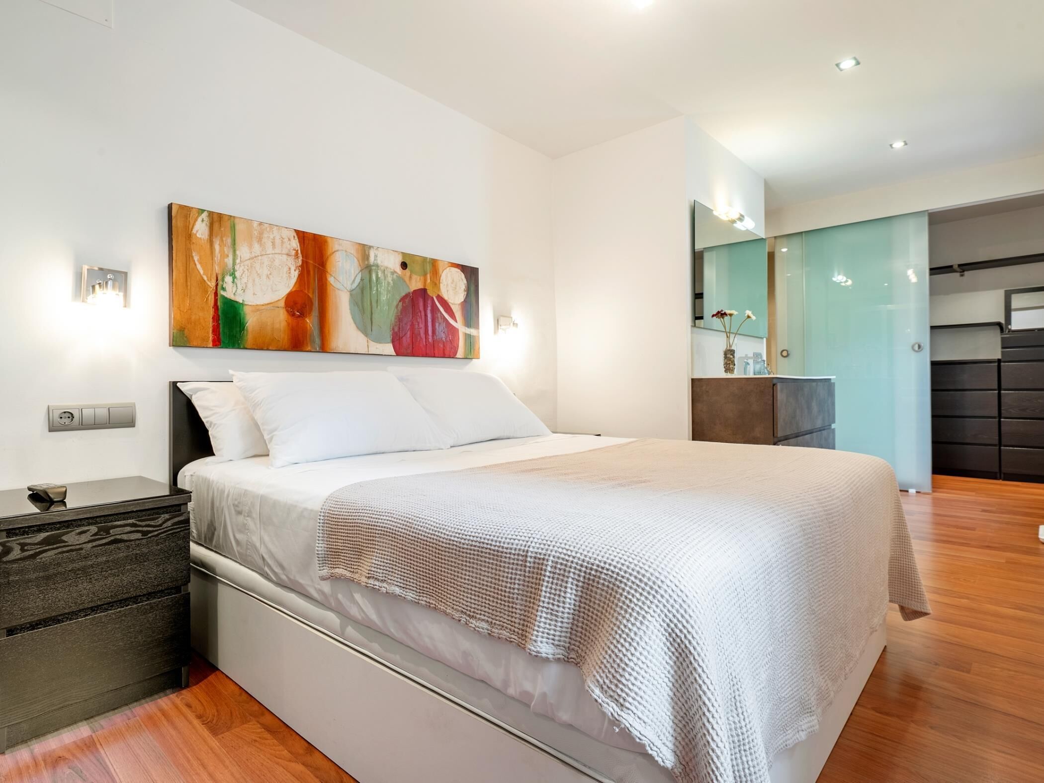 2 bedrooms, iron/ironing board, internet, bed sheets