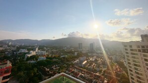 Une vue urbaine avec des bâtiments et une montagne en arrière-plan.