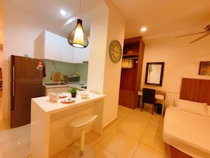 Estudio, balcón, vistas a la ciudad | Servicio de comidas en la habitación