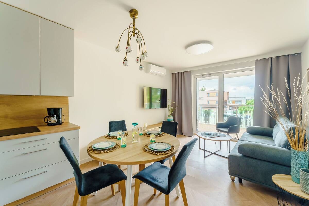 Deluxe Apartment, Air conditioning, Beachside | Laptop workspace, blackout curtains, iron/ironing board, free WiFi