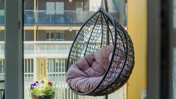 Deluxe appartement, airconditioning, langs het strand | Een laptopwerkplek, verduisterende gordijnen