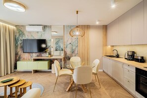 Deluxe appartement, airconditioning, aan het strand | Een laptopwerkplek, verduisterende gordijnen
