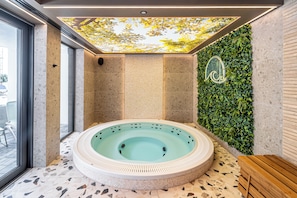 Een bubbelbad, een stoombad, massagebehandelingen