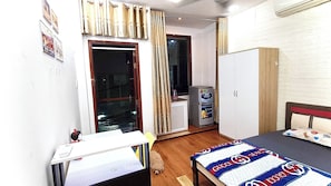 Premium-Zimmer, 1 Doppelbett, Kühlschrank, Stadtblick | Schreibtisch, laptopgeeigneter Arbeitsplatz, Verdunkelungsvorhänge