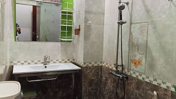 Premium Room, 1 Katil Kelamin (Double), Refrigerator, City View | Bilik Mandi | Pancuran mandi, pengering rambut, selipar, tuala disediakan