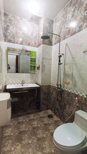 Quarto premium, 1 cama de casal, geladeira, vista para a cidade | Banheiro | Chuveiro, secador de cabelo, chinelos, toalhas de banho