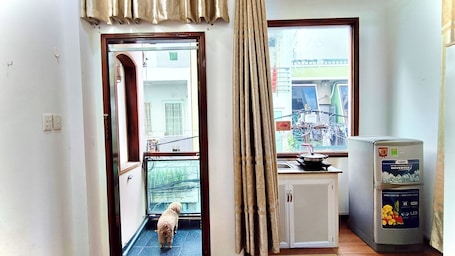 Escritorio, espacio para trabajar con laptop y cortinas blackout