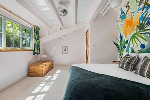 4 bedrooms, desk, iron/ironing board, Internet