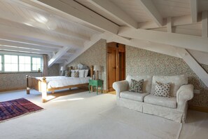 4 habitaciones, escritorio y tabla de planchar con plancha