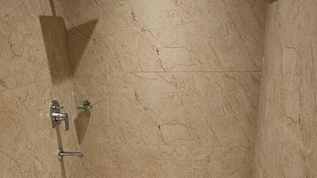 Shower, perlengkapan mandi gratis, handuk, dan sabun