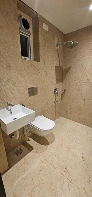 Dusche, kostenlose Toilettenartikel, Handtücher, Seife