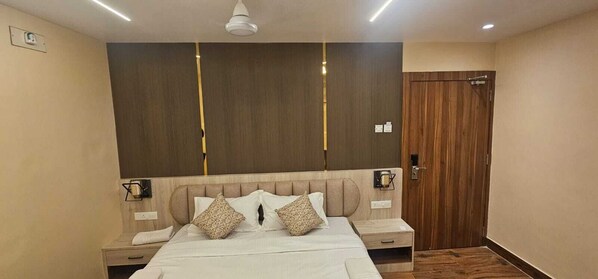 Habitación Deluxe doble | Escritorio, tabla de planchar con plancha, wifi gratis