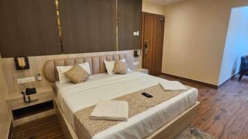 Superior Double Room, Courtyard View | Desk, iron/ironing board, free WiFi