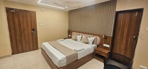 Superior-Doppelzimmer, Blick auf den Innenhof | Schreibtisch, Bügeleisen/Bügelbrett, kostenloses WLAN