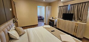 Escritorio, tabla de planchar con plancha y wifi gratis 