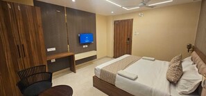 Habitació doble superior, vistes al pati | Escriptori, planxa i posts de planxar i wifi gratuïta