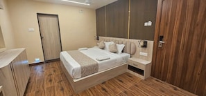 Superior Double Room, Courtyard View | Desk, iron/ironing board, free WiFi
