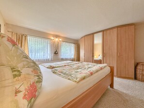 1 chambre, fer et planche à repasser, accès à Internet