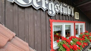 Un edificio con un letrero que dice "Sergio's".