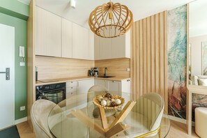 Departamento Deluxe, baño privado, junto a la playa | Espacio para trabajar con laptop y tabla de planchar con plancha