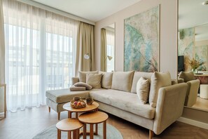 Departamento Deluxe, baño privado, junto a la playa | Espacio para trabajar con laptop y tabla de planchar con plancha