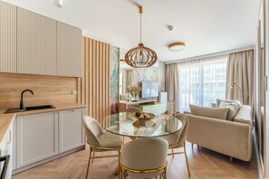 Deluxe appartement, privébadkamer, aan het strand | Een laptopwerkplek, een strijkplank/strijkijzer, gratis wifi