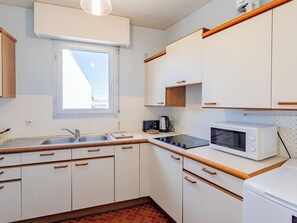 Kühlschrank, Mikrowelle, Ofen, Kochgeschirr/Geschirr/Besteck