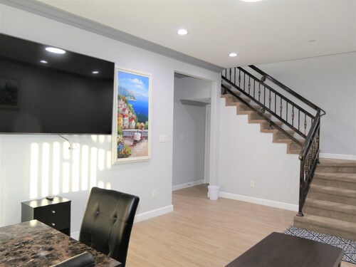 Comfortable Home 3-bedroom condo in delightful Anaheim with AC