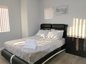 3 habitaciones, tabla de planchar con plancha, wifi y ropa de cama