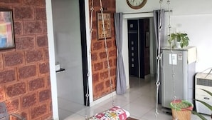 Ein Zimmer mit Holzboden, einer Wanduhr und einem Stacheldraht-Sicherheitsmerkmal.