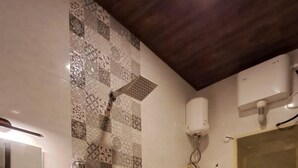 Ein Badezimmer mit Toilette, Bidet und Waschbecken.