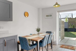 Dining - Modern Home in Dartmouth, Private Parking & Garden (Devon)