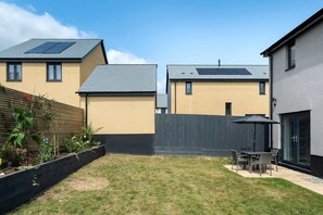 Outdoor dining - Modern Home in Dartmouth, Private Parking & Garden (Devon)