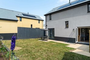 Exterior - Modern Home in Dartmouth, Private Parking & Garden (Devon)