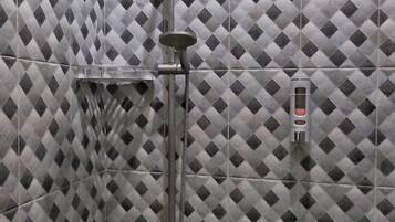 Dobbeltværelse - balkon - udsigt til have | Badeværelse | Bruser, gratis toiletartikler