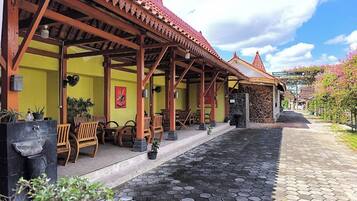 Vista frontal de la propiedad