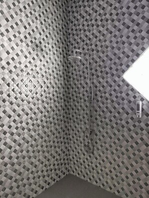 Chambre Double, balcon, vue jardin | Salle de bain | Douche, articles de toilette gratuits