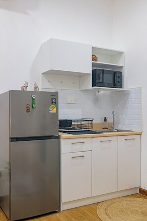 Microwave, electric kettle, toaster, cookware/dishes/utensils