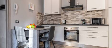 Micro-ondes, four, plaque de cuisson, lave-vaisselle