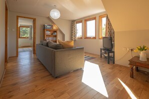Una Smart TV, una chimenea, una mesa de tenis de mesa